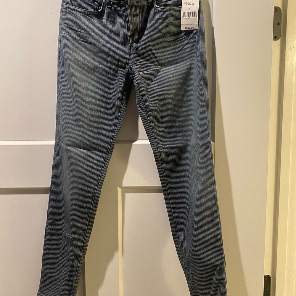 J Brand size 26 mid rise back zip Capri